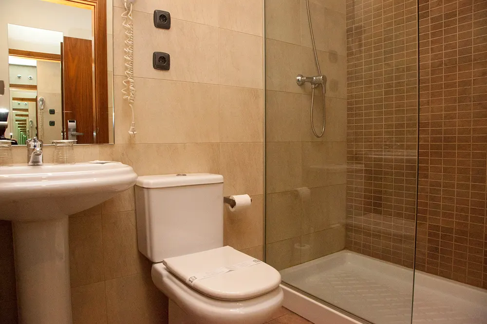 Hotel Hizelai en Alsasua habitación doble A baño
