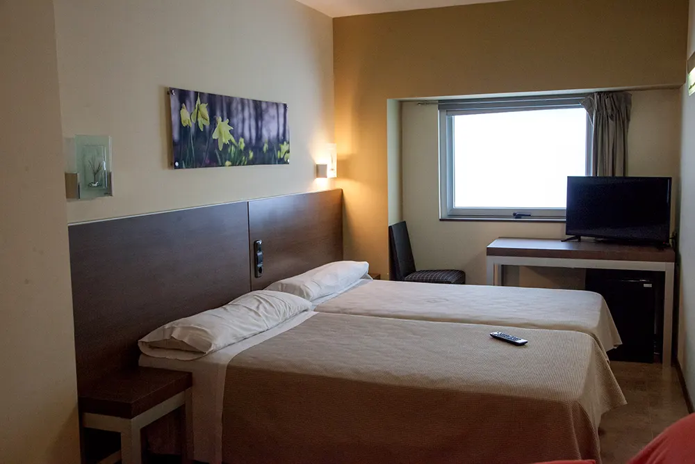 Hotel Hizelai en Alsasua habitación doble A con tv y nevera