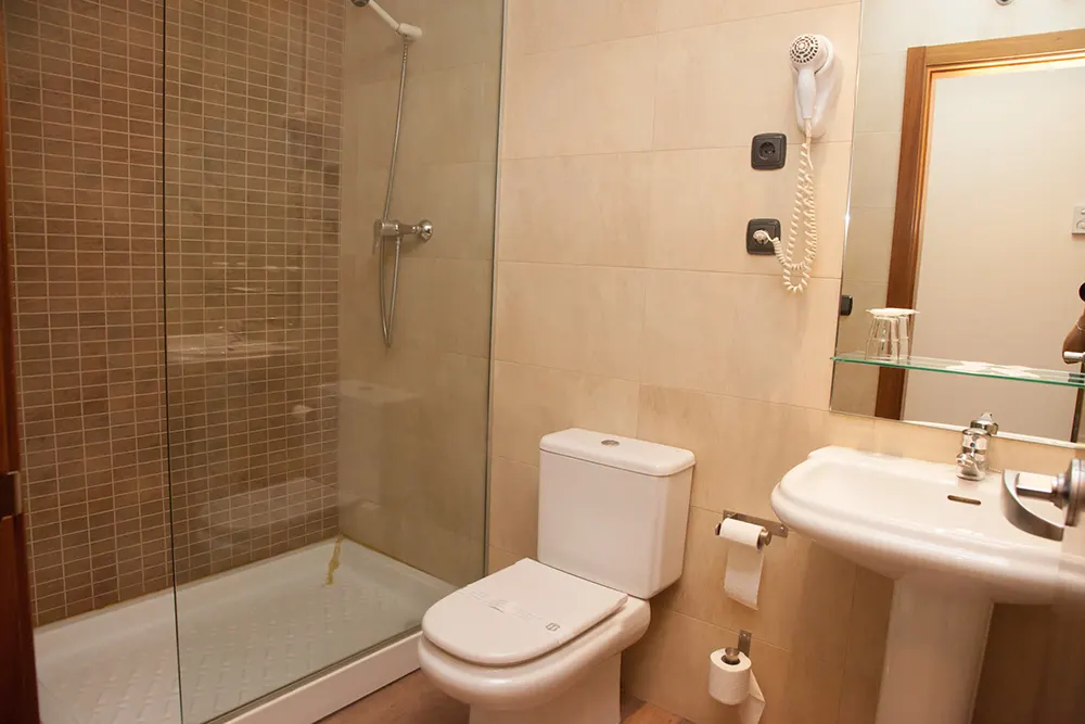 Hotel Hizelai en Alsasua habitación doble B baño con ducha