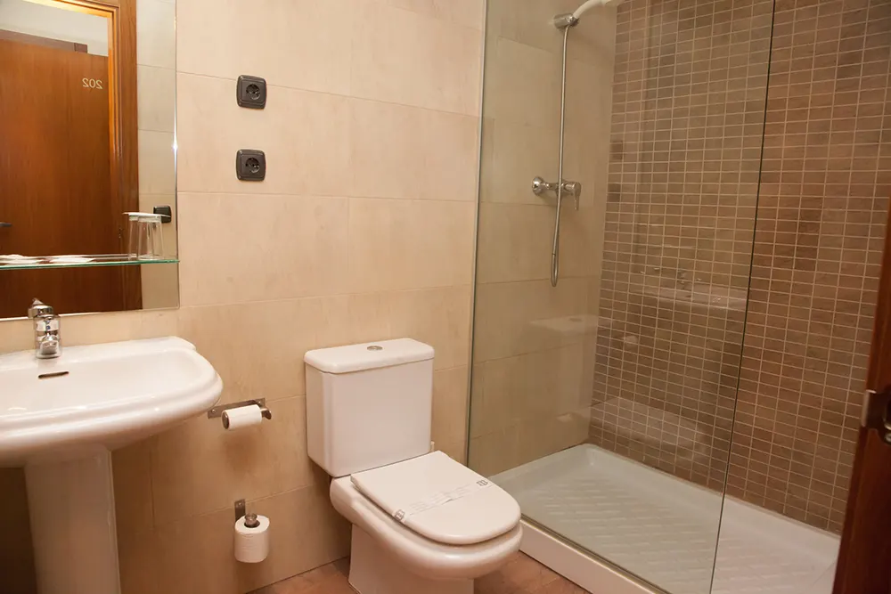 Hotel Hizelai en Alsasua habitación doble B baño