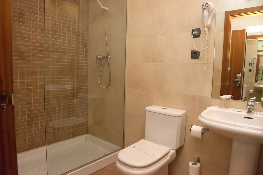 Hotel Hizelai en Alsasua habitación matrimonio baño