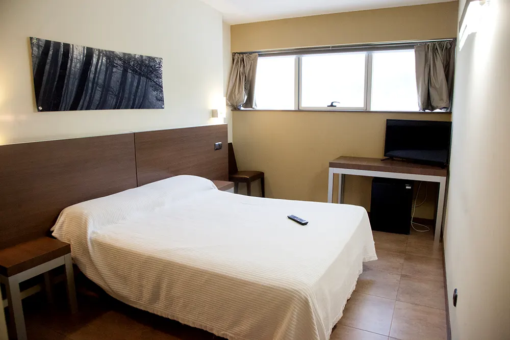 Hotel Hizelai en Alsasua habitación matrimonio con tv y nevera